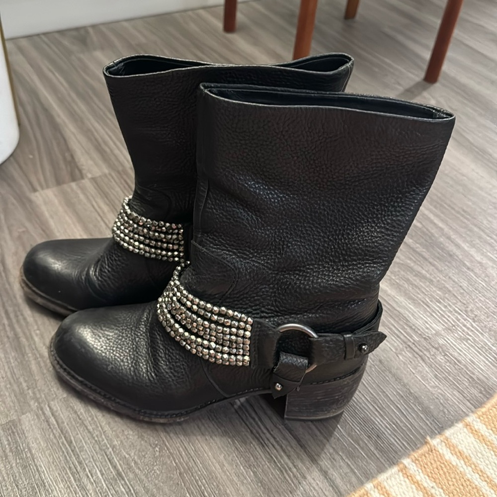 Vera Wang leather boots